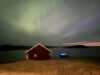 Nordlys over brygge og badestamp